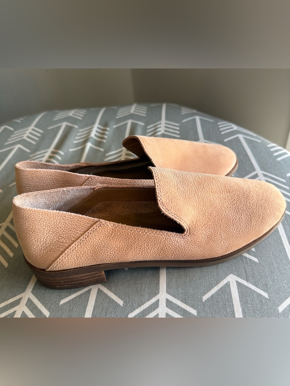 Lucky Brand Women's 7.5 Slip-On Cahill Loafers in a Light Tan/Blush